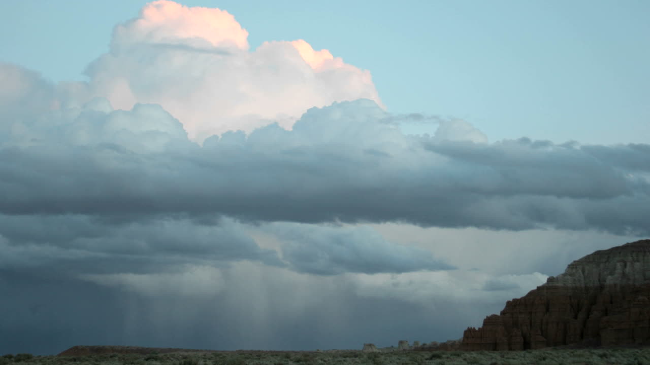 고블린 밸리 주립공원의 천둥머리는 황금시간대에 분홍빛을 띤다.