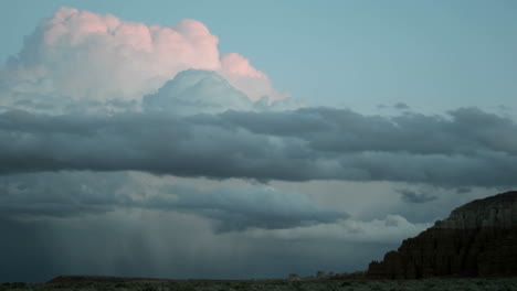 Thunderheads-Sobre-Goblin-Valley-State-Park-Adquiere-Tonos-De-Rosa-En-La-Hora-Dorada