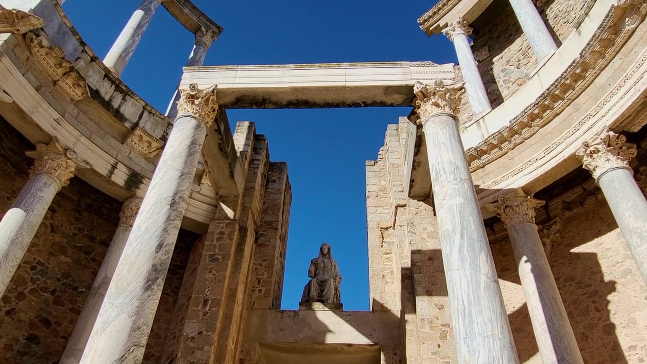 Architettura dell'Impero Romano. Teatro Romano di Mérida. Veduta panoramica del teatro e delle gradinate. Colonne romane, atri e capitelli. Colonne romane in marmo. Mérida, Spagna.