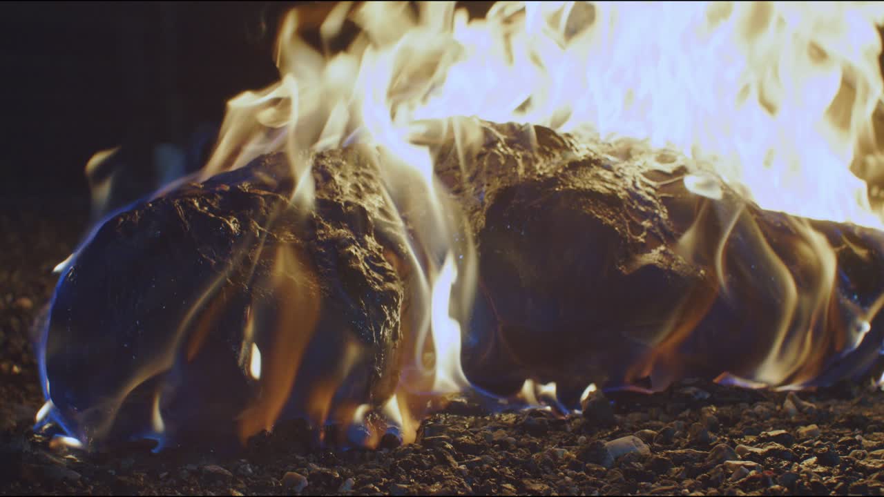 el hombre en llamas yace en el suelo