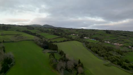 Una-Perspectiva-Aérea-Giratoria-Revela-Los-Paisajes-En-Cascada-De-Las-Azores,-Portugal,-Mostrando-Las-Actividades-Agrícolas.