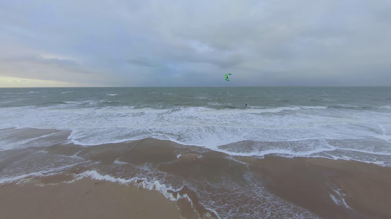 órbita rápida y ancha alrededor de un kitesurfer en los países bajos