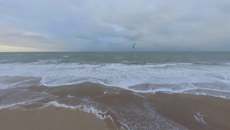 Schnelle-Und-Weite-Umrundung-Eines-Kitesurfers-In-Den-Niederlanden