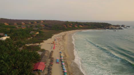 dron de 4k, antena de playa con coloridas sombrillas