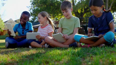 niños usando tableta digital en el patio de recreo 4k