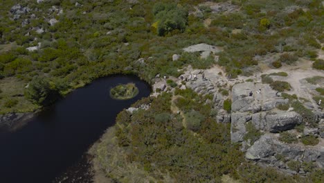 un dron se aleja de una visión general del covão dos conchos en la serra da estrela