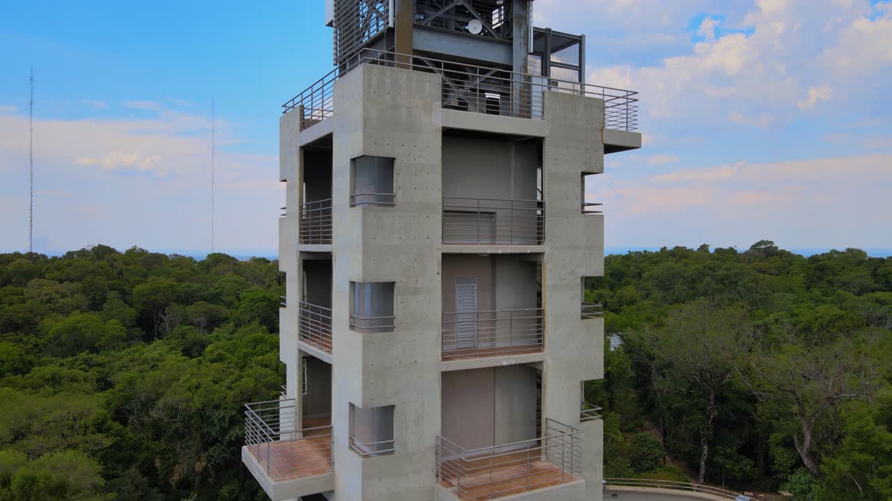 Imagem de drone subindo ao lado da Cruz de Santa Ana em Misiones, Argentina