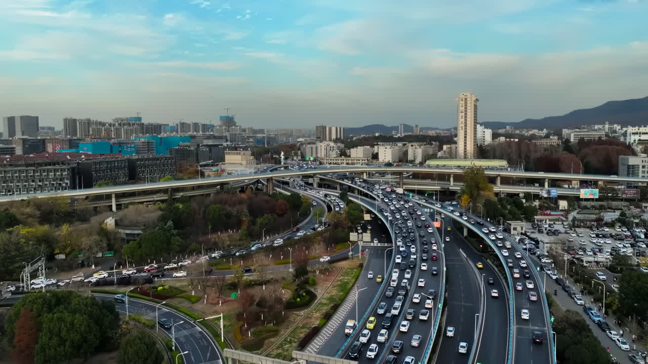 도로 교차로의 공중 전망: 화려한 고속도로와 복잡성, 도로의 수렴, 비는 도시 교통과 함께 다리