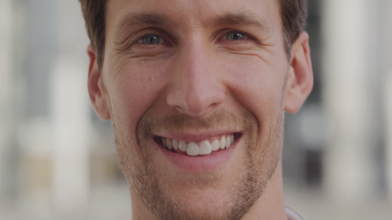 retrato de un hombre feliz y sonriente