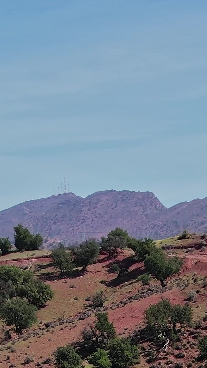 Veduta aerea di colline e vegetazione in Marocco durante il giorno