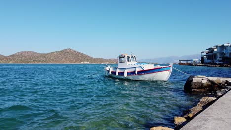 pequeño barco amarrado en el muelle