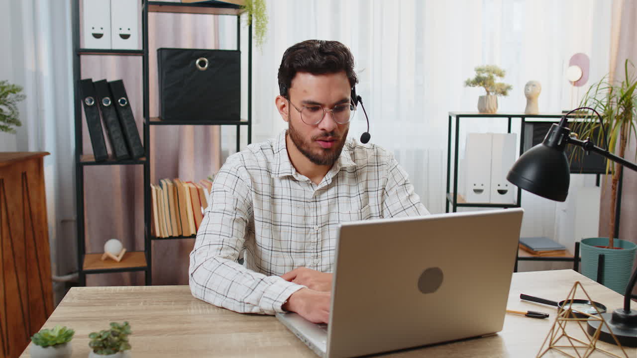 Indisk forretningsmand iført headset, freelancearbejder, callcenter eller supportserviceoperatør, helpline