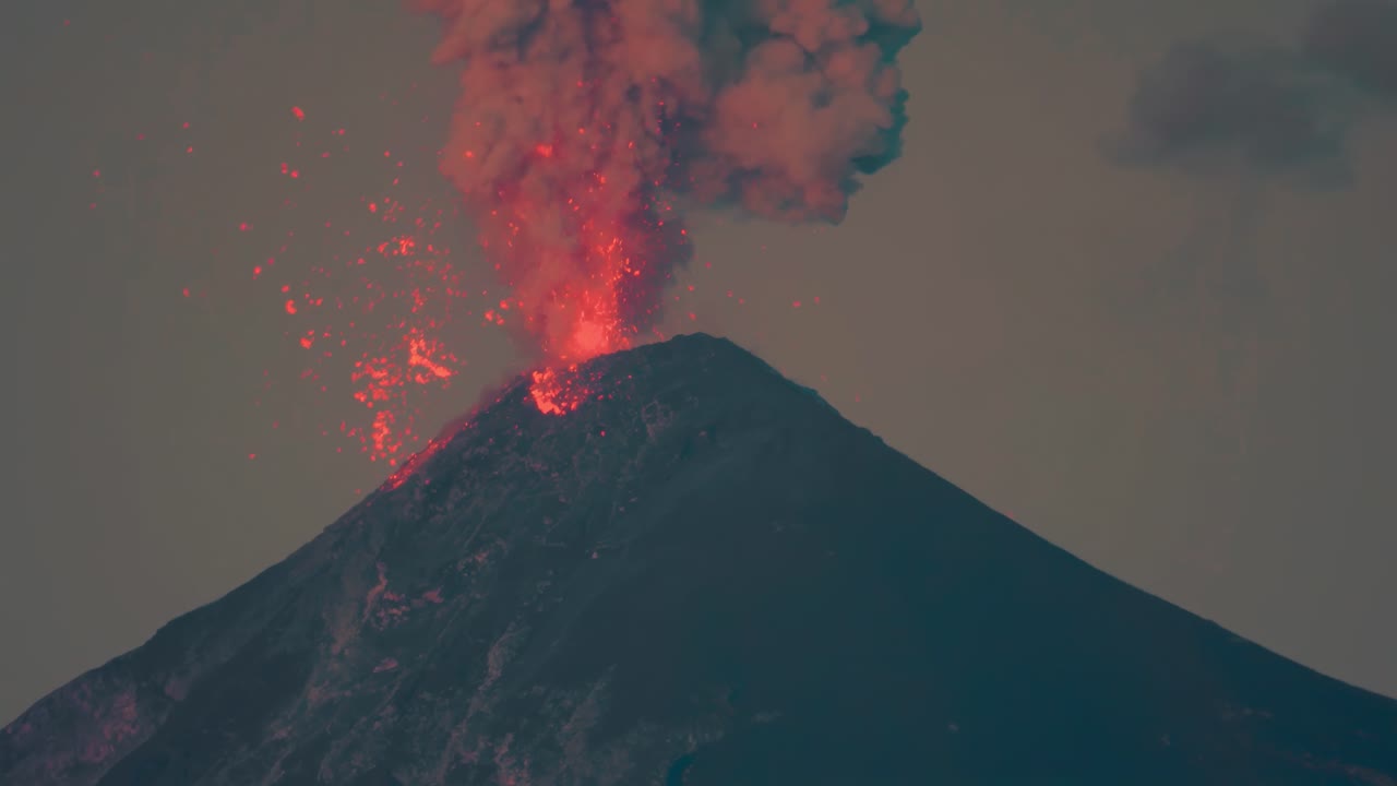 intensas imágenes del volcán de fuego de guatemala en plena erupción, mostrando la poderosa expulsión de lava y ceniza