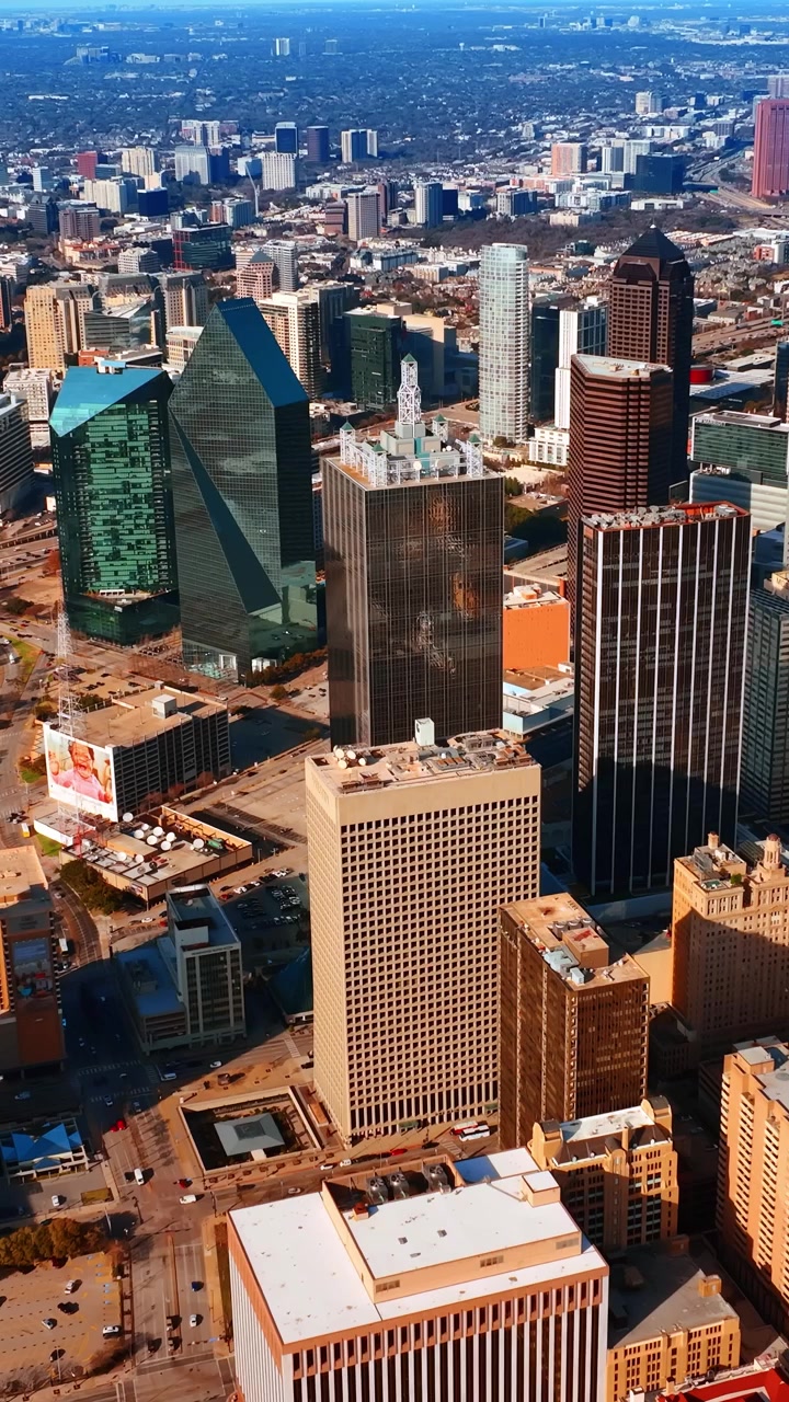 Allontanandosi dal centro città di Dallas, Texas, USA. Paesaggio urbano soleggiato dall'alto. Video verticale.