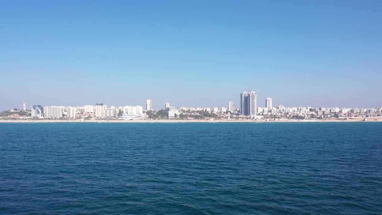 cámara volando rápidamente sobre el mar hacia la playa, vista aérea
