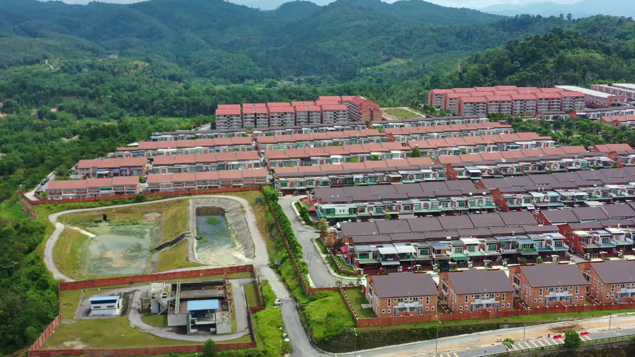 Góc nhìn từ trên cao, máy bay không người lái bay qua khu dân cư Goodview Heights với những dãy nhà phố hai tầng do SHL Consolidated Berhad xây dựng, tại Kajang, Malaysia, Đông Nam Á