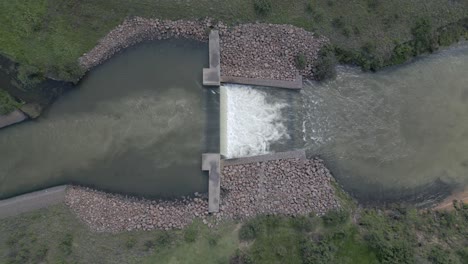 Flusswehr-Verlangsamt-Und-Reichert-Das-Wasser-An-Der-Mündung-Des-Ascheflusses-In-Südafrika-Mit-Sauerstoff-An