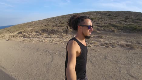 yo mientras exploraba una pequeña isla al sur de rodas grecia