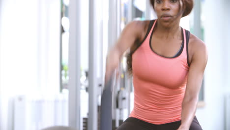 Mujer-Joven-Trabajando-Con-Cuerdas-De-Batalla-En-Un-Gimnasio.