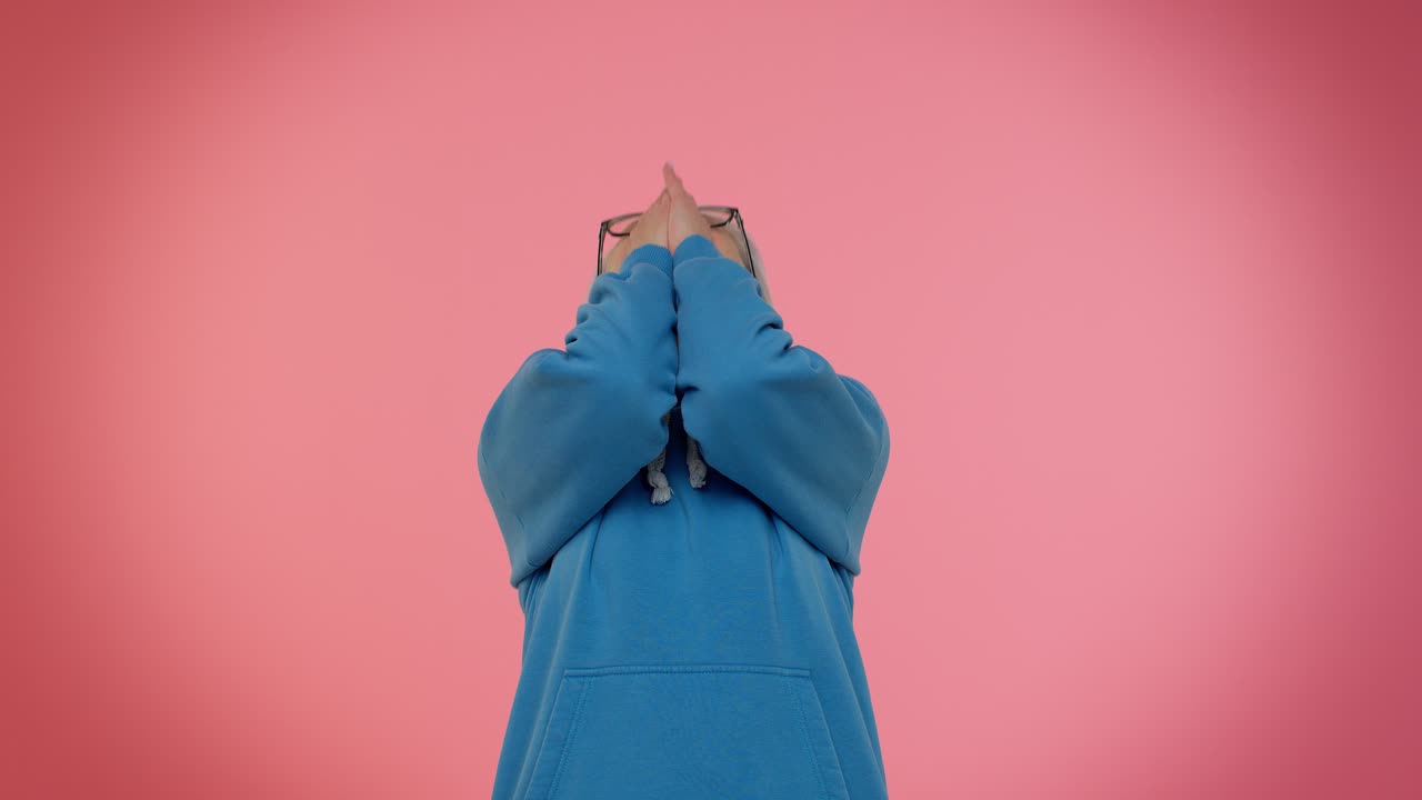 성숙한 은 할머니 여성은 장난스러운 어리석은 얼굴 표정을 하고, 미소를 지으며, 혀를 보여주는 어리석음