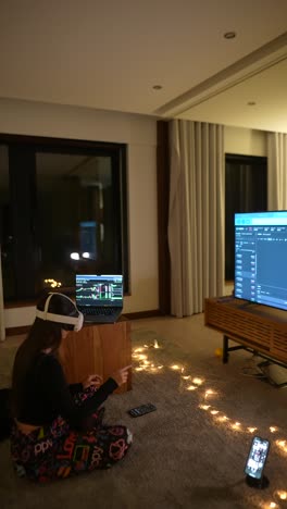 mujer usando auriculares vr y portátil para el comercio en una sala de estar moderna por la noche