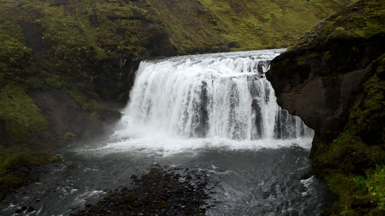 toma de mano de una poderosa y poderosa gran cascada en islandia