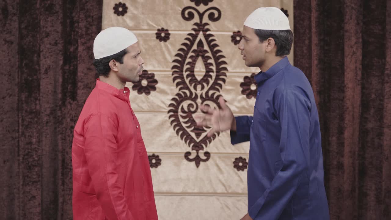 두 명의 분노한 무슬림 남자들이 싸우고 있습니다.