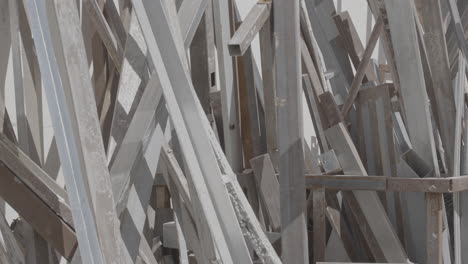 material metálico apilado en el sitio de construcción