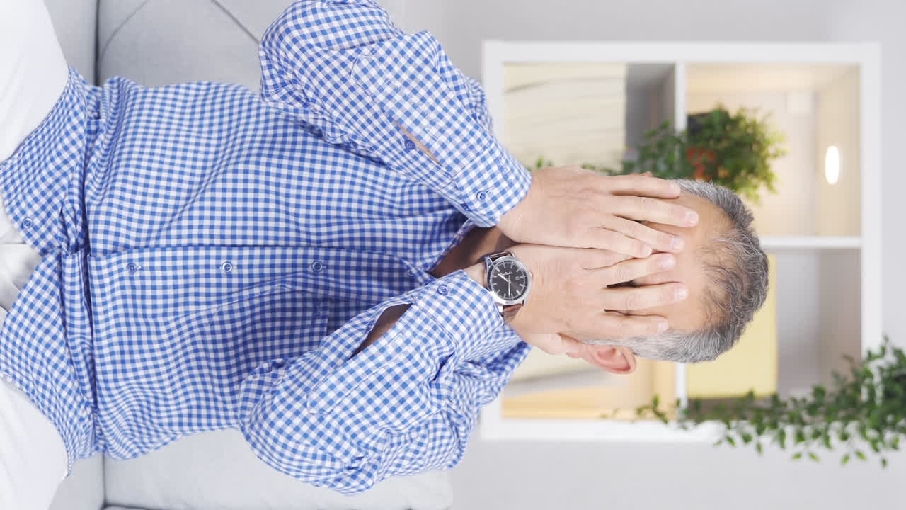 분노한 남자의 수직 비디오.