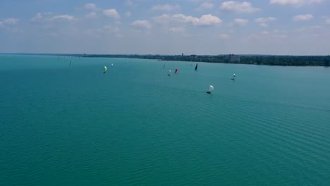 Drohnenzeitraffer-Vom-Plattensee-Mit-Vielen-Segelbooten-Bei-Schönem-Wetter-2