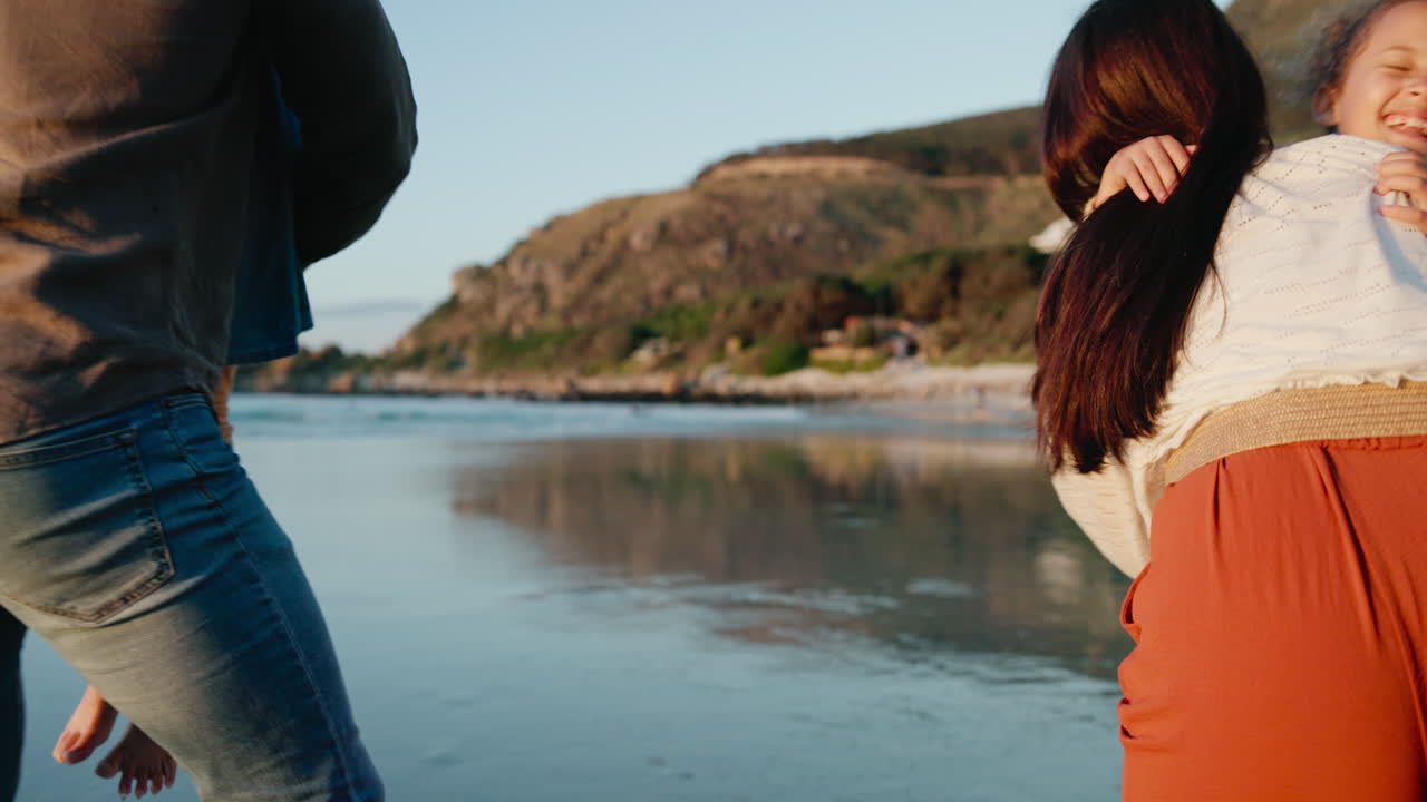 해변 을 즐기는 가족