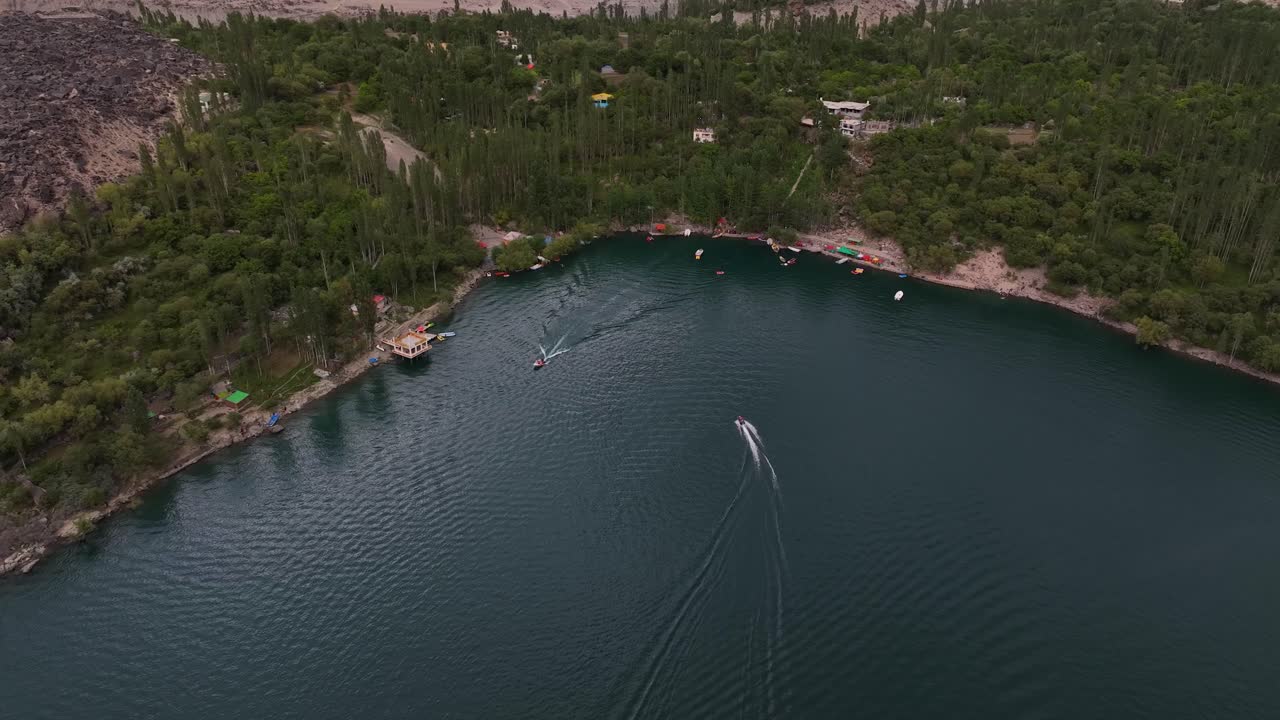 상부 카추라 호수 스카르두의 공중 뷰와 함께 표면에서 보이는 보트 웨이크 파동