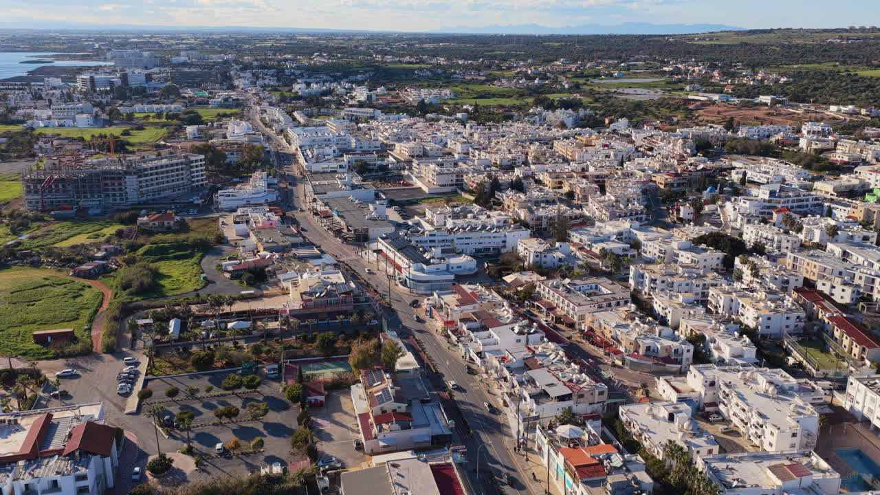 Vista aérea de drone de área urbana, mostrando edifícios residenciais, estradas e o traçado de uma cidade mediterrânea
