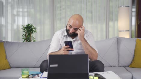 El-Hombre-Trabajador-De-Oficina-En-Casa-Se-Mueve-Con-Sentimientos-De-Amor.