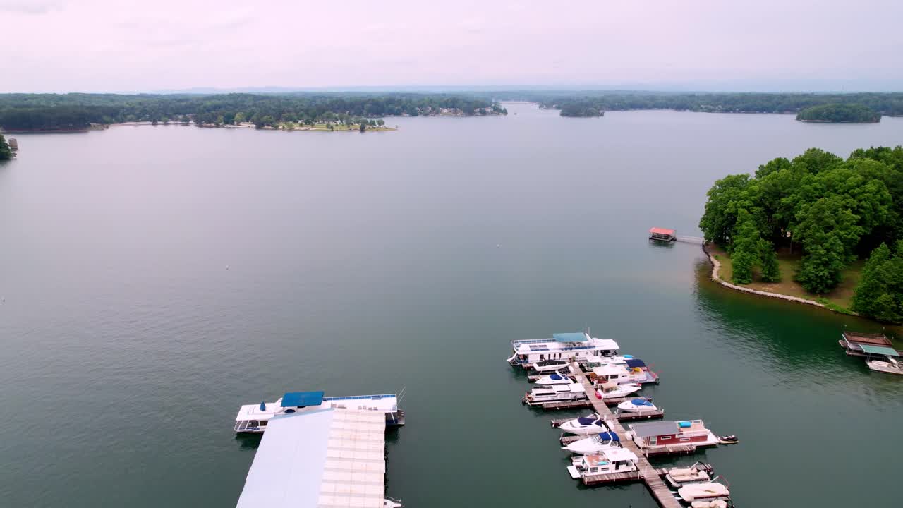 호수 keowee, sc, 호수 keowee 사우스 캐롤라이나에 선착장 위로 공중 비행
