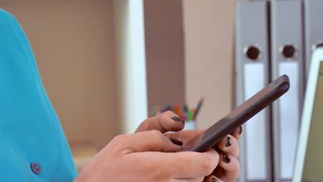 dedos de primer plano enviando mensajes en el teléfono