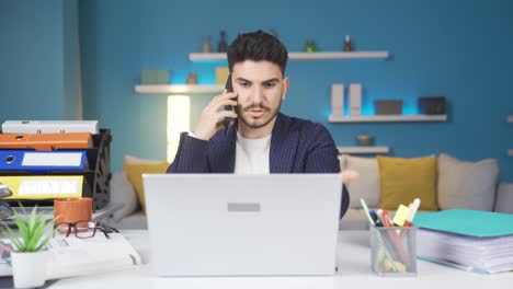 El-Hombre-Que-Habla-Por-Teléfono-Se-Enoja-Por-El-Trabajo.