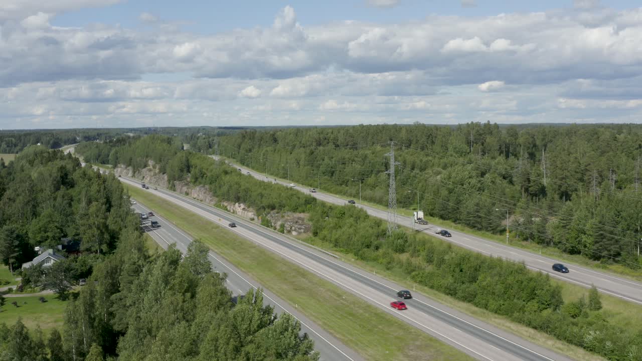 amplia vista aérea de una autopista en el campo de kerava, finlandia