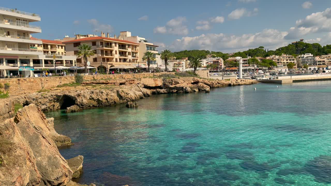 vista costeira de apartamentos e caminho de caminhada, cala ratjada, maiorca, espanha, vista estática