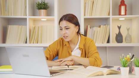 female student talking with dear on facetime.