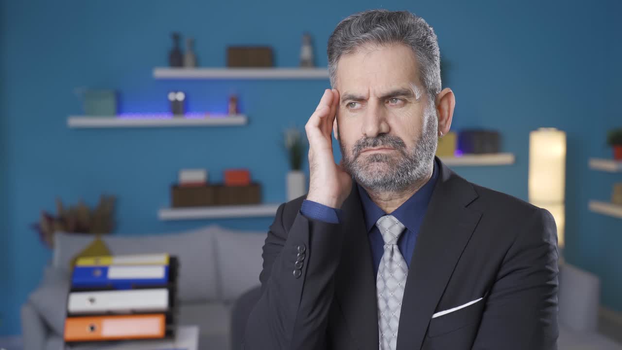 retrato de un hombre de negocios reflexivo en casa.