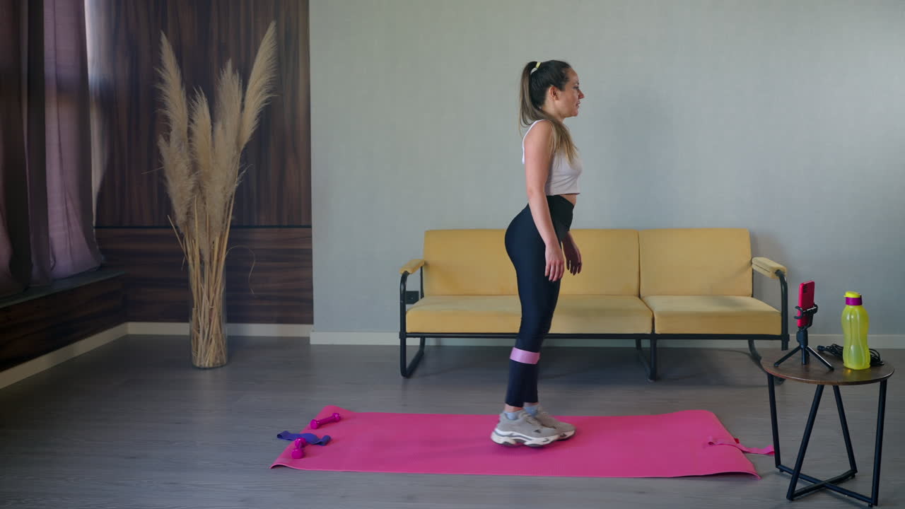 rutina de entrenamiento en casa con bandas de resistencia