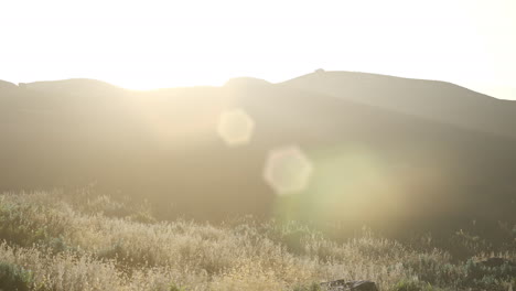 puesta de sol sobre los campos del valle