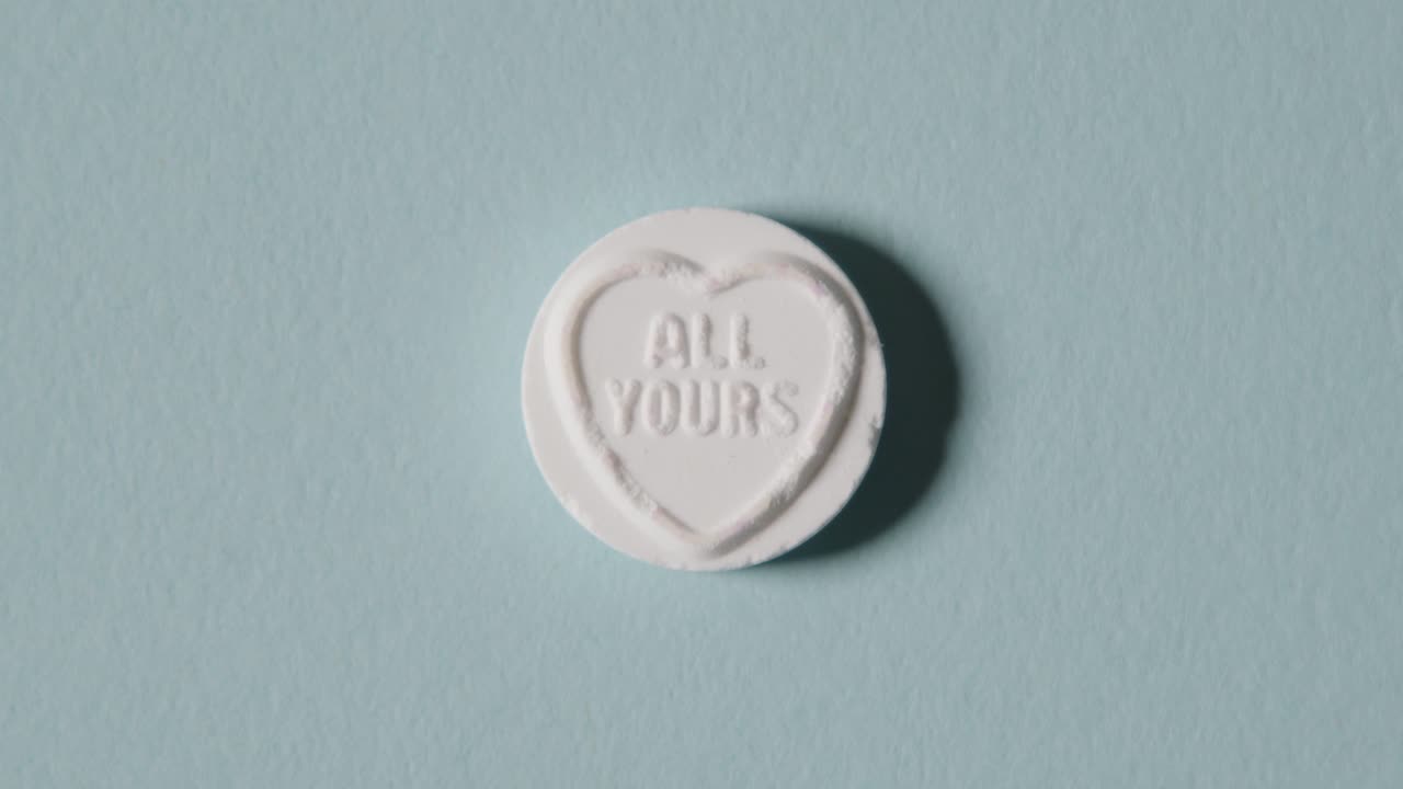 파란색 배경에 모든 메시지가 있는 하트 캔디