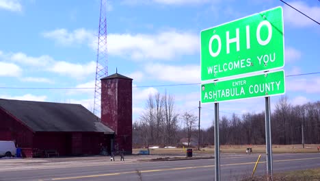 un cartel da la bienvenida a los visitantes a ohio