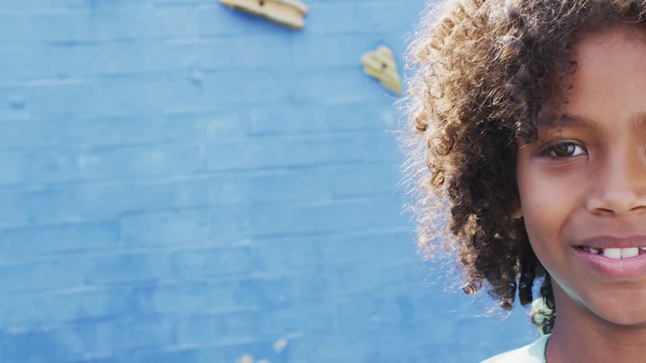 retrato de una estudiante afroamericana feliz con una pared de escalada en el fondo, copia el espacio.