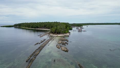 Die-Ikonische-Timbayan-Felsformation-Ragt-über-Das-Wasser-Der-Insel-Balabac