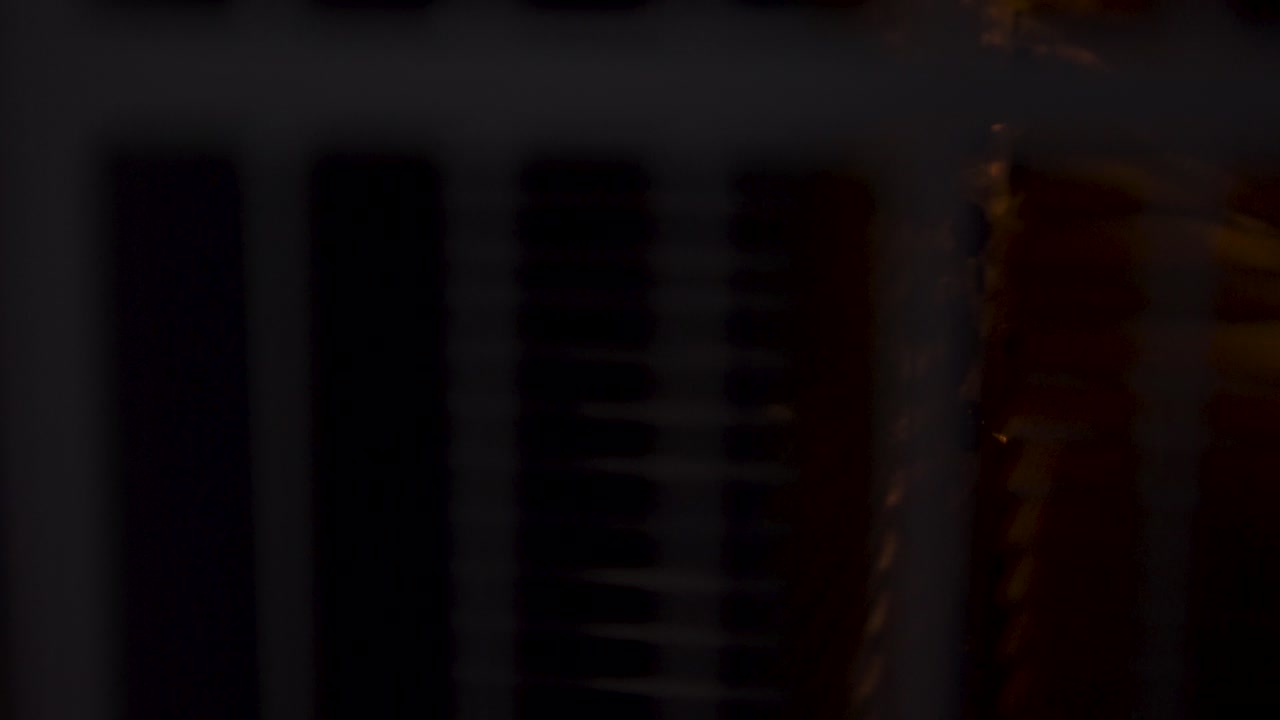 estante para servidores con luces de navidad