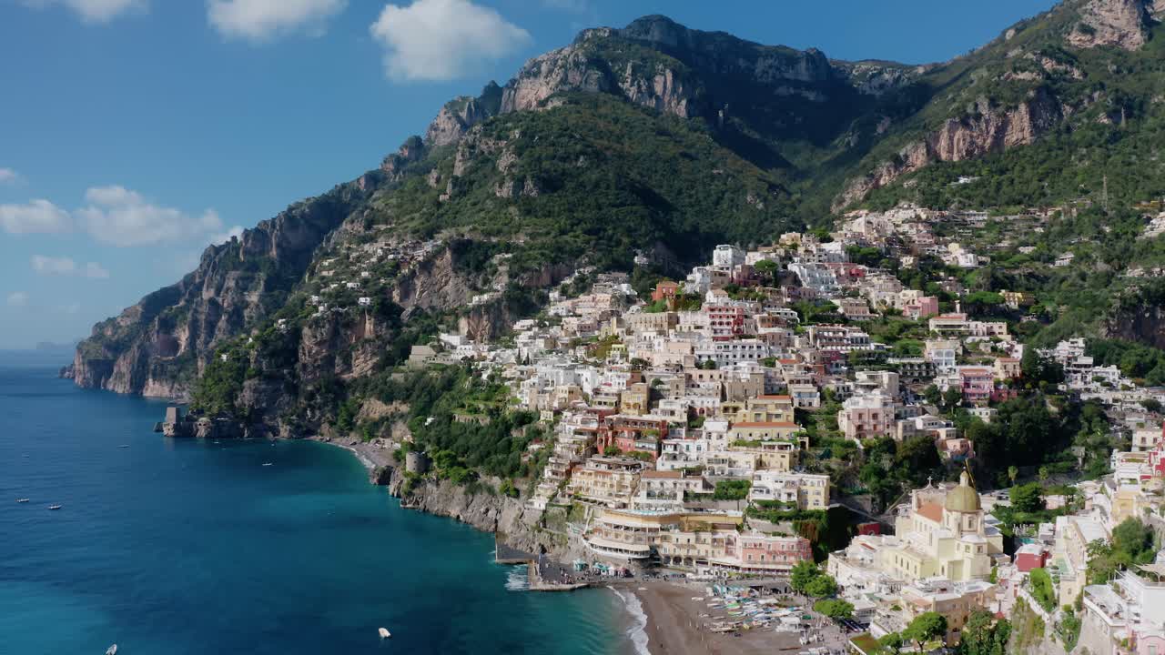 Vista aerea di Positano sulla Costiera Amalfitana in Italia. Pittoresco villaggio a picco sul mare turchese del Mediterraneo. Vacanze sulla costa italiana in una soleggiata giornata estiva con cielo azzurro.