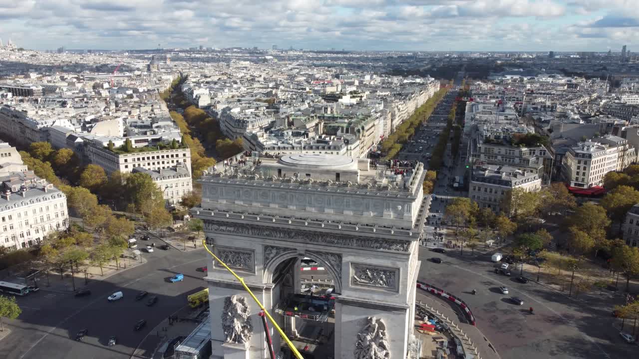 파리의 트리움프 아크 주변의 주거 지역의 공중 풍경.